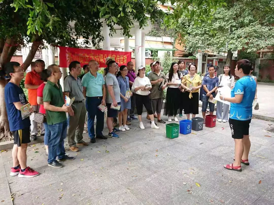 持续推进在职党员进社区志愿服务,在职党员下沉社区开展志愿服务