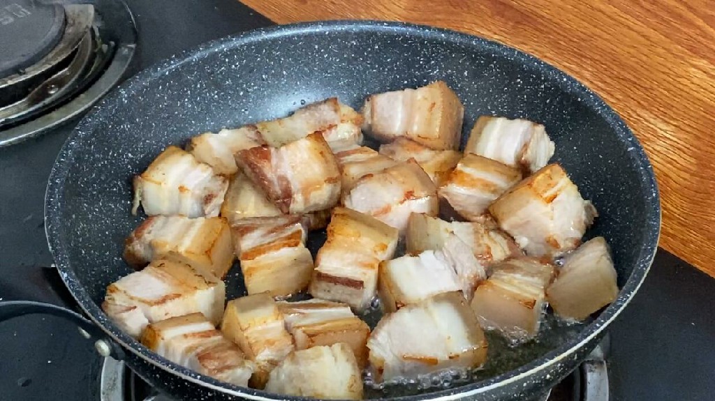 做红烧肉是红糖好还是白糖好,做红烧肉时用冰糖还是白糖