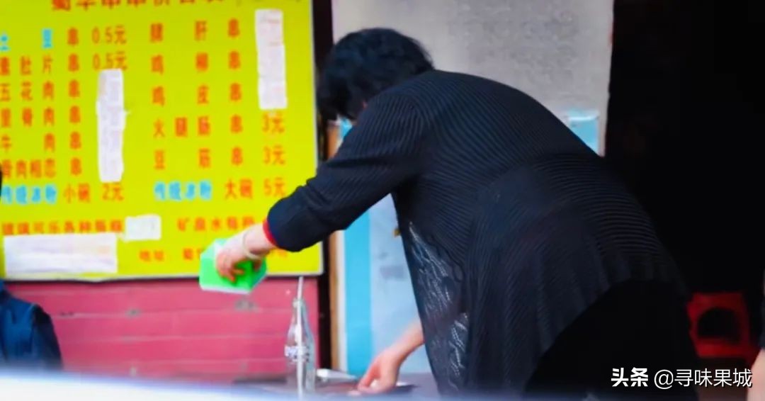 83岁老阿婆卖串串,成都70岁阿婆摆摊