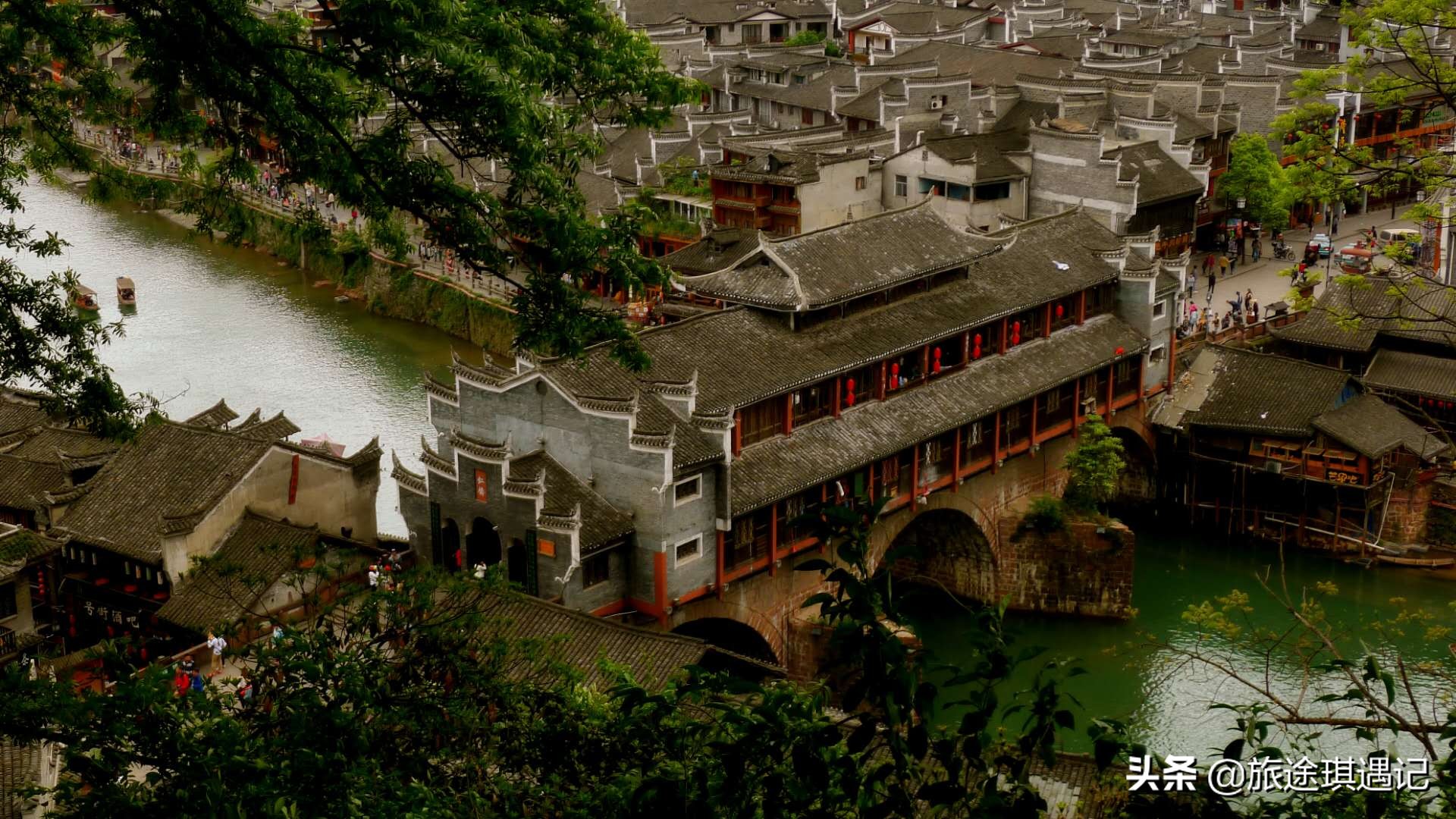 漫步在雨中的凤凰古城,凤凰镇古镇夜景