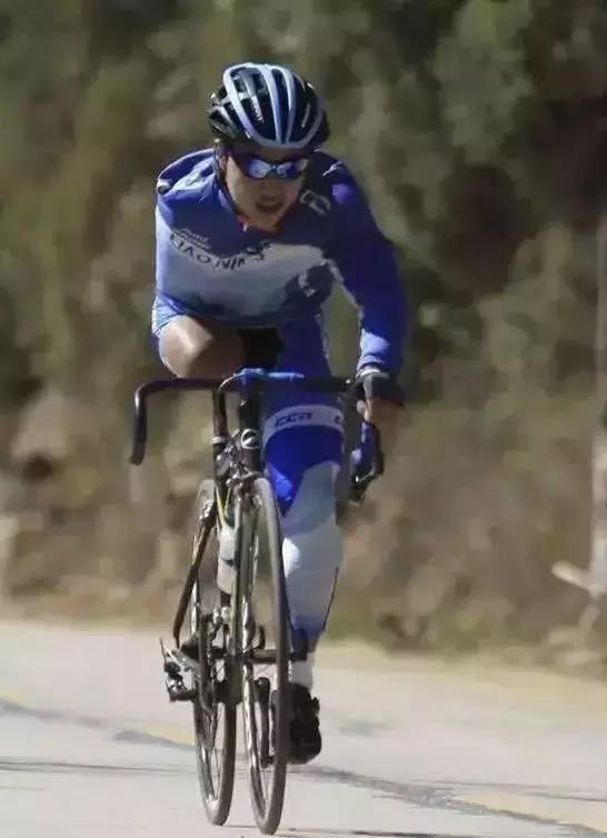 13岁独臂篮球少年网络爆红,广东独臂篮球少年成为运动员