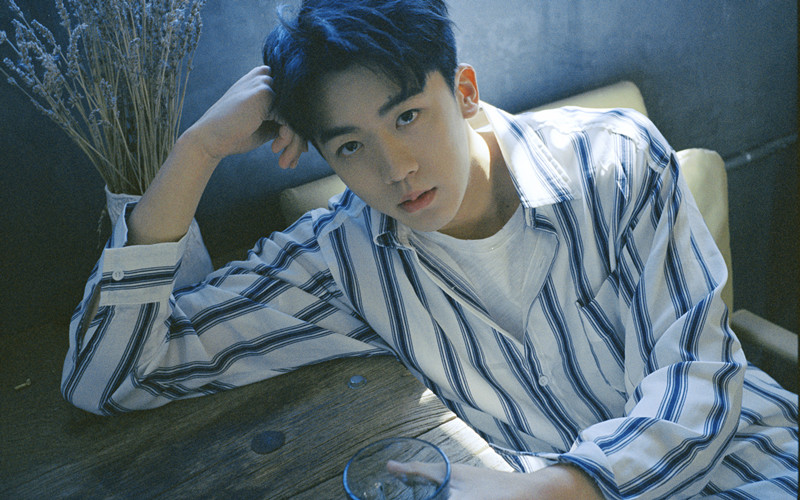 卢东旭受邀担任漫咖啡一日店长，极简白衣尽显撕漫少年特质