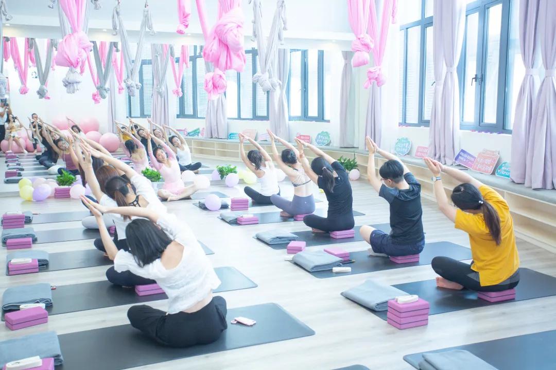 小黑裙的创始人,小黑裙创始人是哪里人