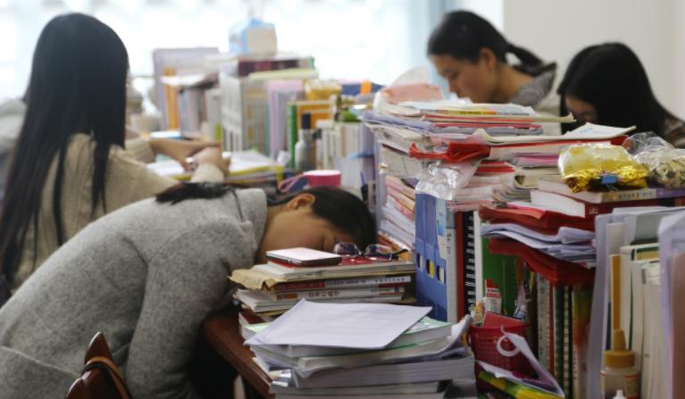 大学教室的“怪现象”，家长看到后哭泣，学生们该醒醒了