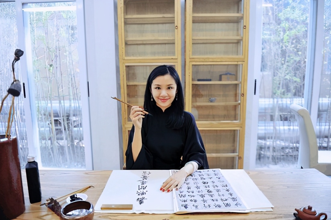 她没上中学，10岁被人称神童，20岁被人称才女，她叫林曦