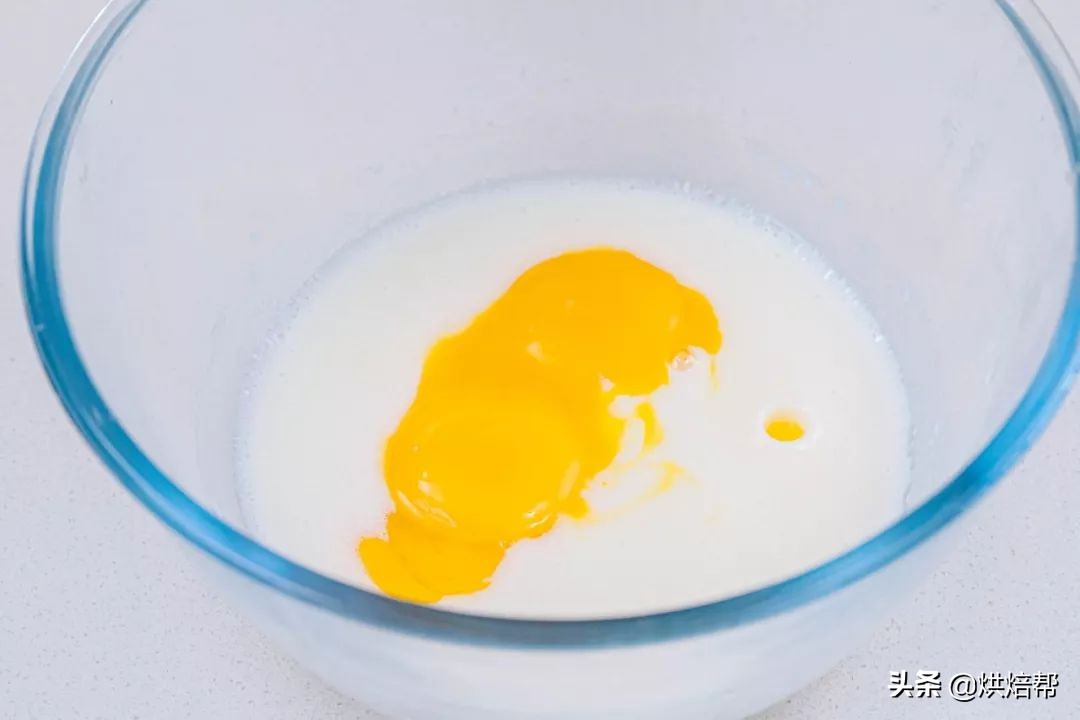 简单蛋糕做法不用牛奶和低筋面粉,1斤面粉加多少鸡蛋和牛奶做蛋糕