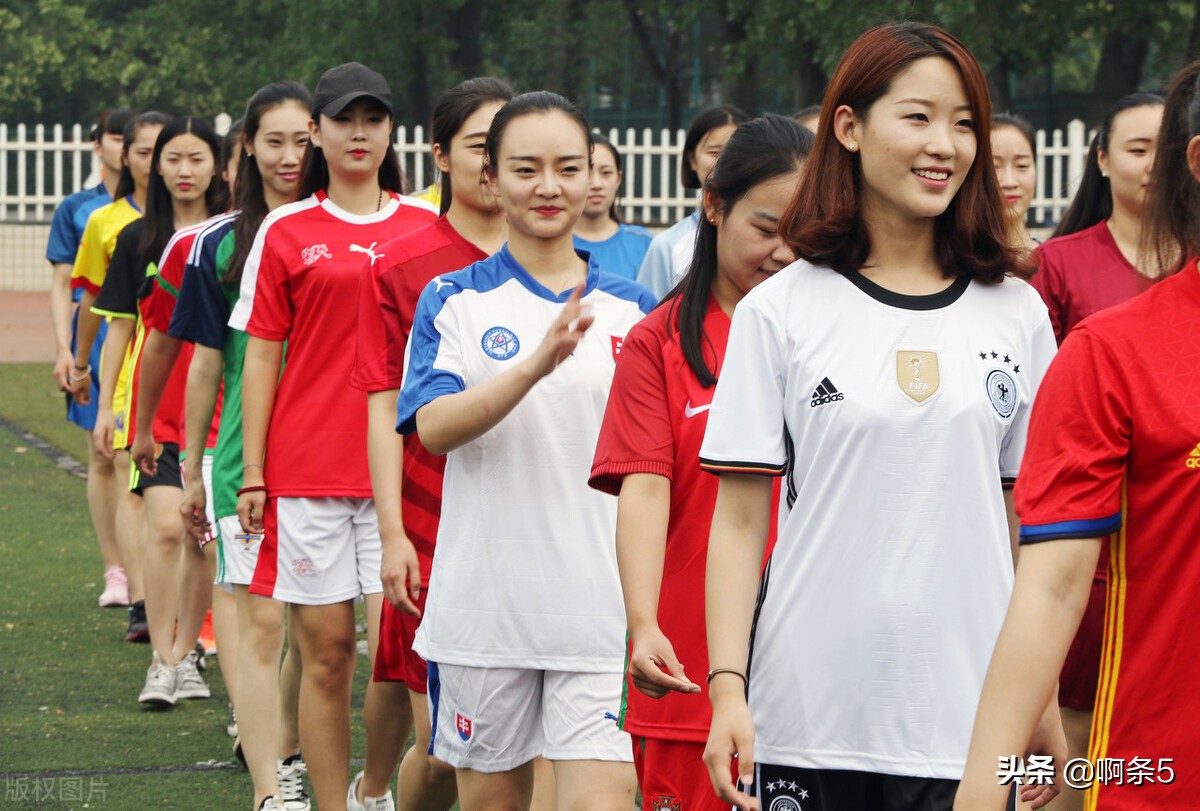 喜欢足球的男生是怎样的,为什么男生都喜欢看足球比赛