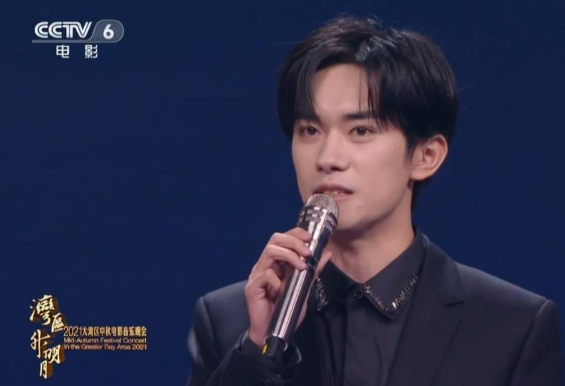 大湾区王菲出场谢霆锋表现,谢霆锋看王菲演唱会的视频