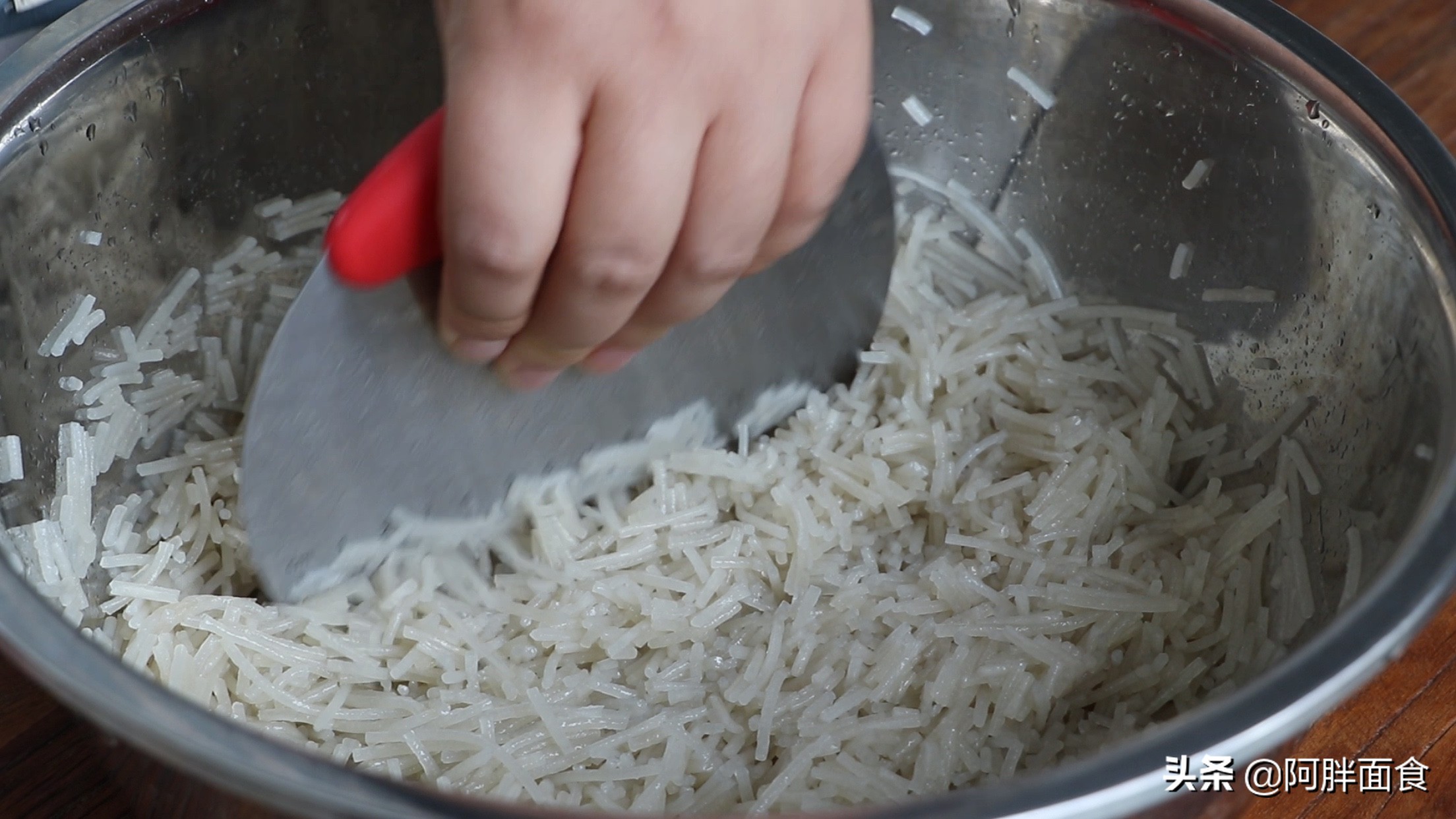 怎样炸丸子酥软好吃,开水烫面炸丸子视频