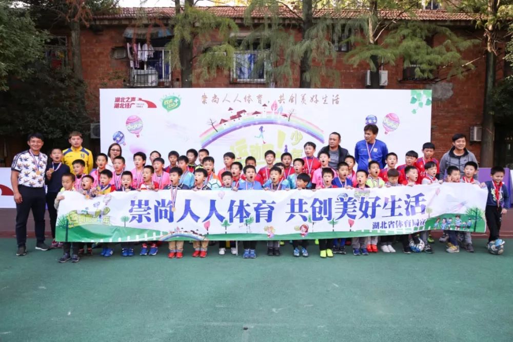 鄂老甲A走进傅家坡小学足球少年与前亚洲第一高中锋切磋球技