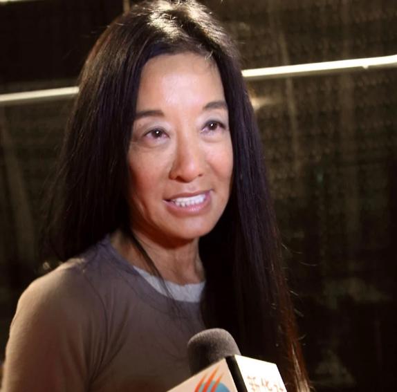 “婚纱女王”王微微近照曝光,年过七旬保养得当,身材纤细似少女