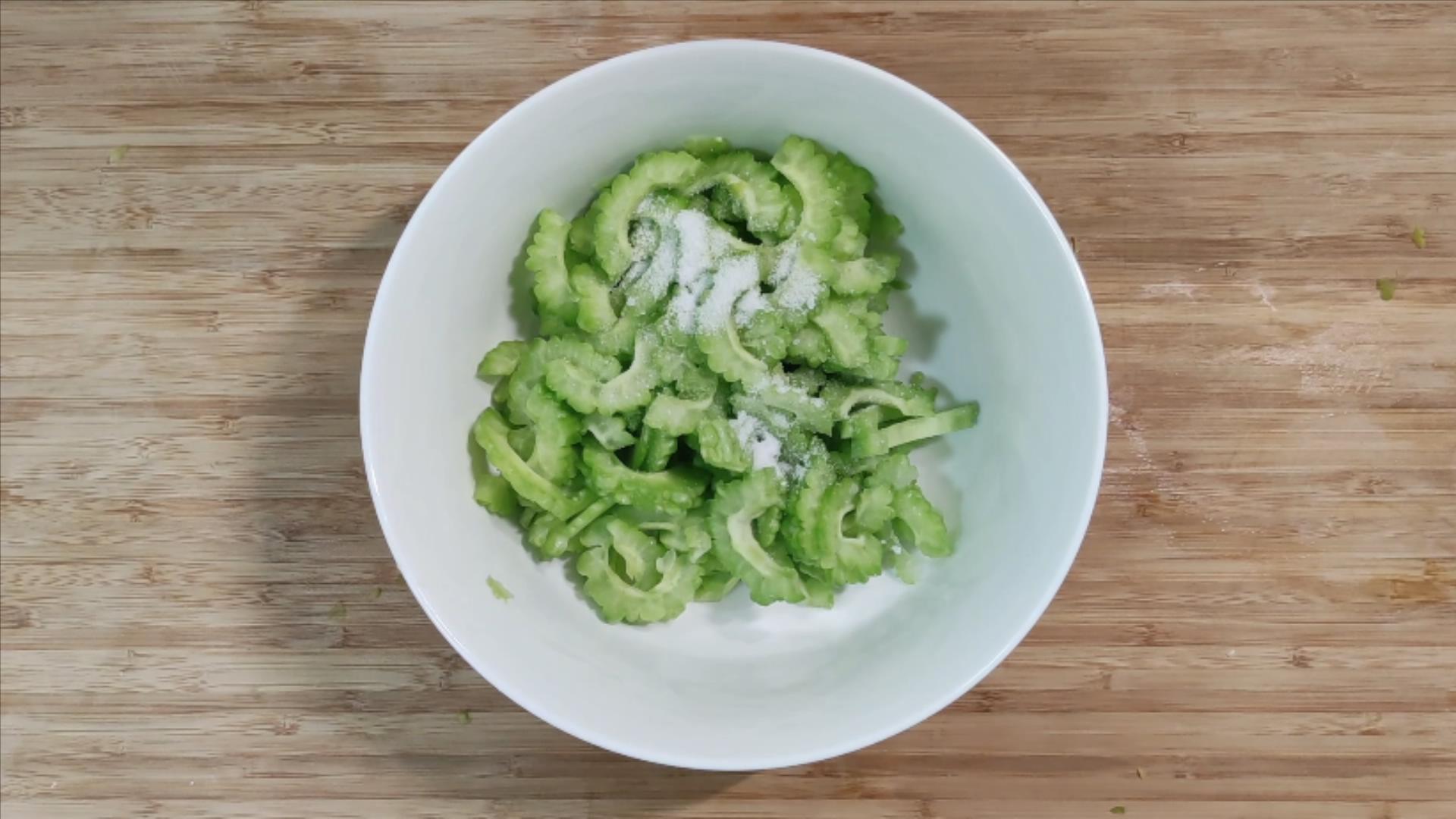 苦瓜怎么炒才不苦好吃,苦瓜要怎么炒才好吃又不苦