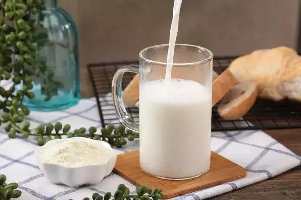 银水瓶喝水有什么危害,用这样的杯子喝水只会毁健康