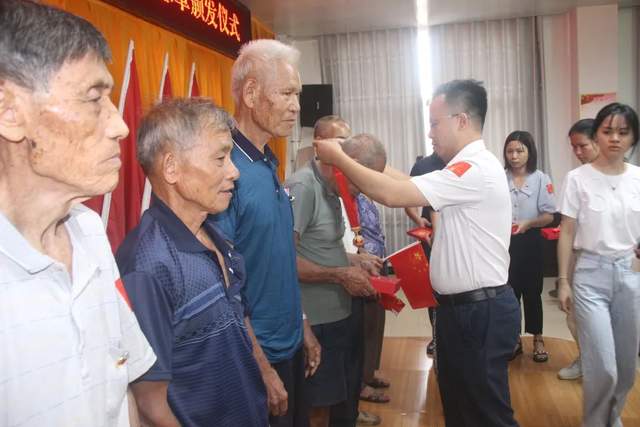 开展光荣在党50年纪念章颁发活动,光荣在党50年纪念章颁发仪式信息