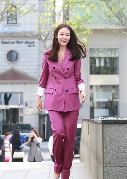 崔智友确实知性又优雅，穿黑色连衣裙内搭蕾丝打底衫，像个大姐姐