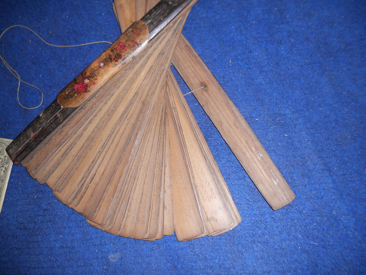 办公室考古系列：没有订书器的欧洲古代，手工匠们如何装订书稿？