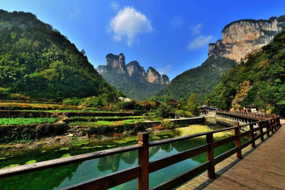 我喜欢去古镇，喜欢它那安详而宁静的气息