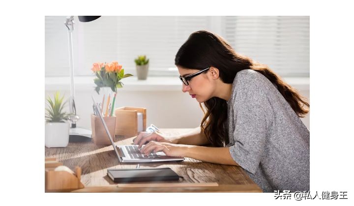 躺着改善含胸驼背的最有效方法,玩电脑驼背怎么缓解