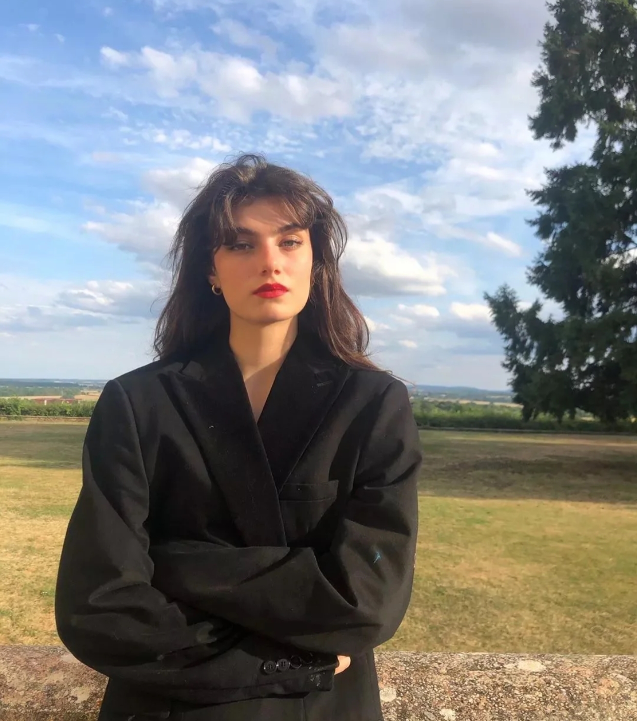 刘海中长发波浪卷发型,适合齐刘海的卷发减龄