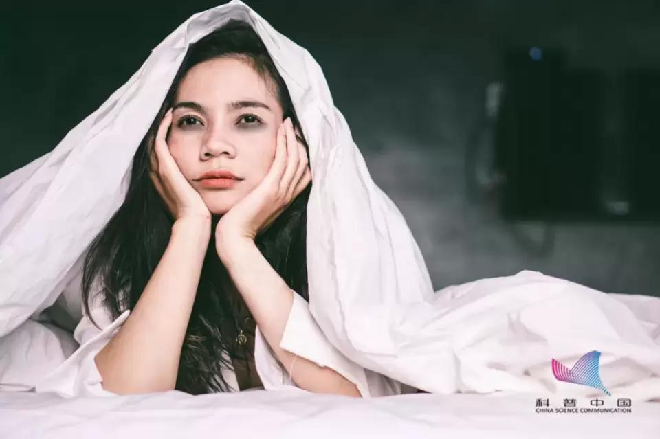 都知道熬夜伤身，到底几点睡算熬夜？白天补一觉行不行？今天必须说清楚