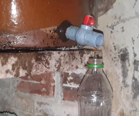 老人家将小杂鱼丢进缸里，不杀不洗，2个月让大家都吃“嗨”了