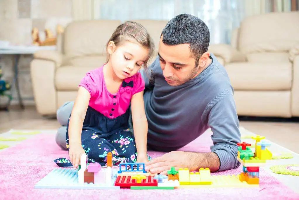 一岁多宝宝喜欢撞自己头怎么回事,一岁半的宝宝经常轻轻的撞头