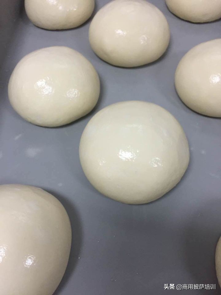 披萨面团冷藏发酵不往高了走,披萨面团冷藏后怎么再次发酵