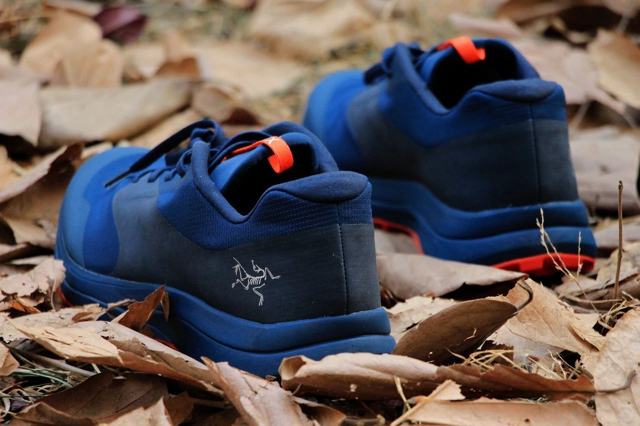 公认脚感最好的户外鞋始祖鸟,始祖鸟越野跑鞋高帮灰色