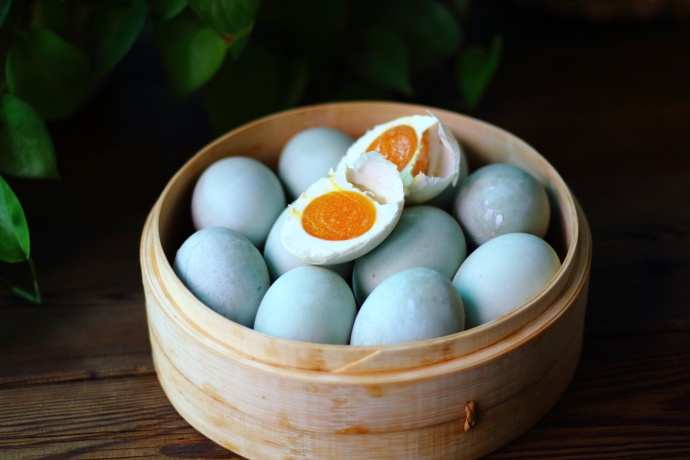 怎么腌鸭蛋又出油又起沙又好吃呢,腌鸭蛋又沙又出油的方法