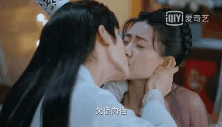 拍个吻戏搞这么多辣眼睛的花招,求求了,放过观众吧