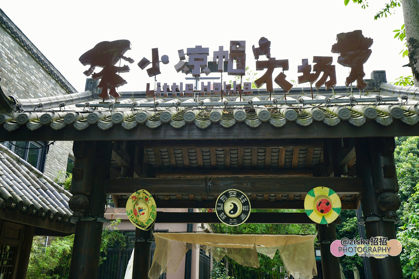 小伙探索神秘洞穴视频,小伙独自探索深山神秘古墓