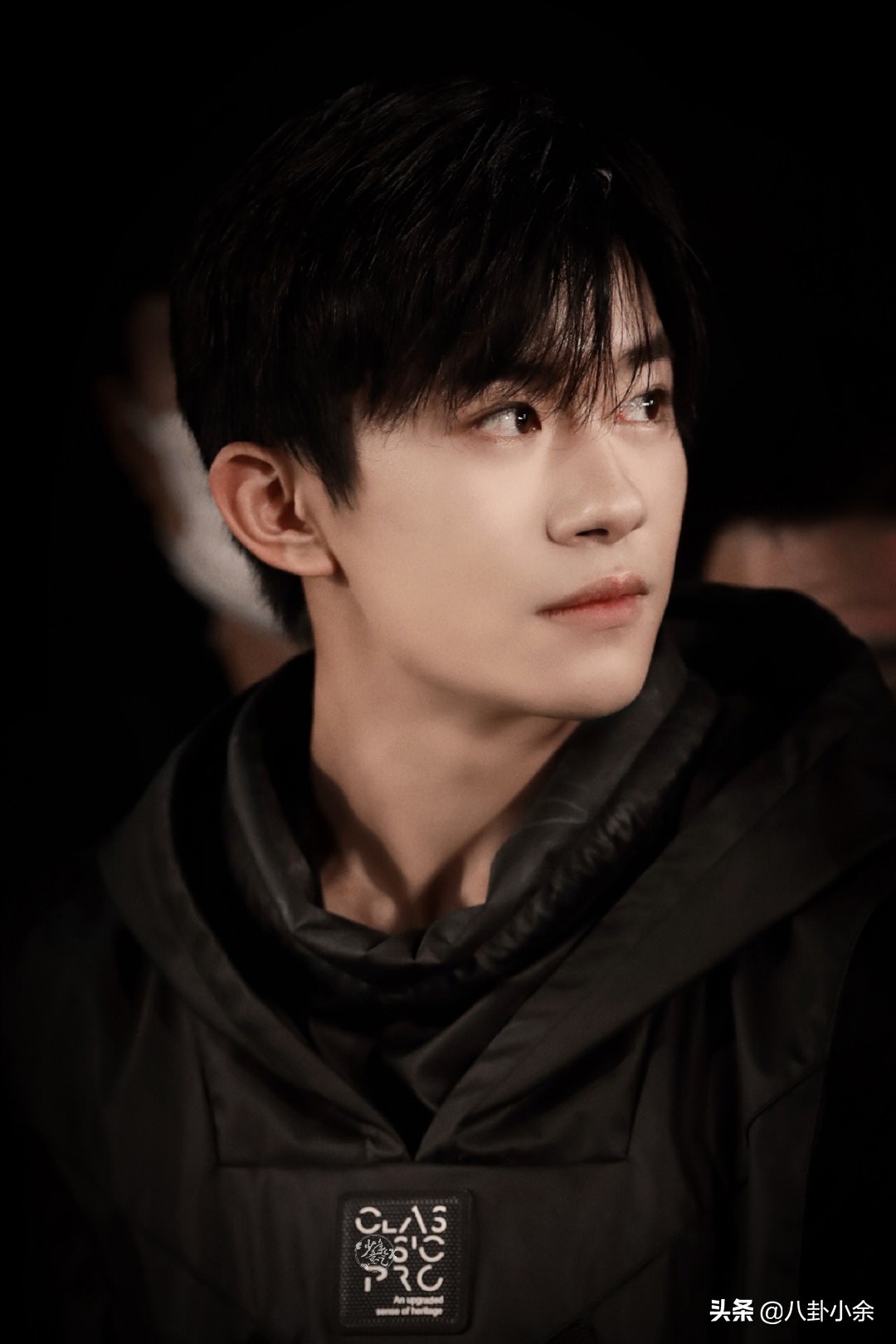 易烊千玺嘉人采访和粉丝的关系,嘉人对易烊千玺的评价