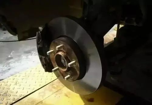 新手开车刹车有顿挫感是什么原因,刹车松开时会有异响是什么原因