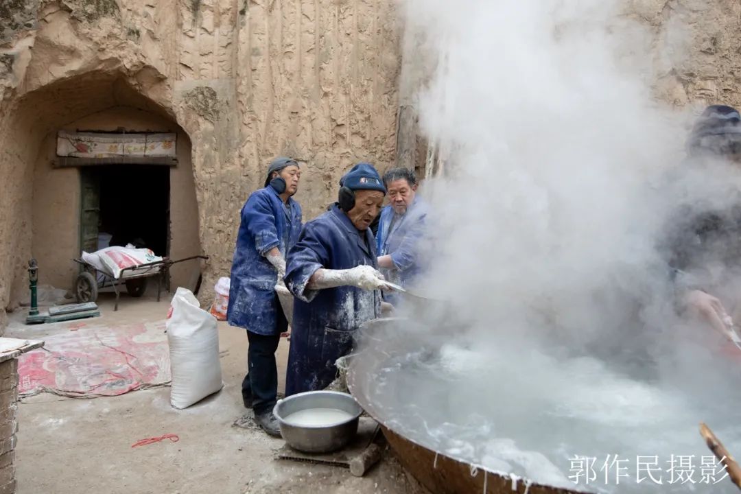 山东漏粉条的过程视频,漏瓢式粉条制作技术视频