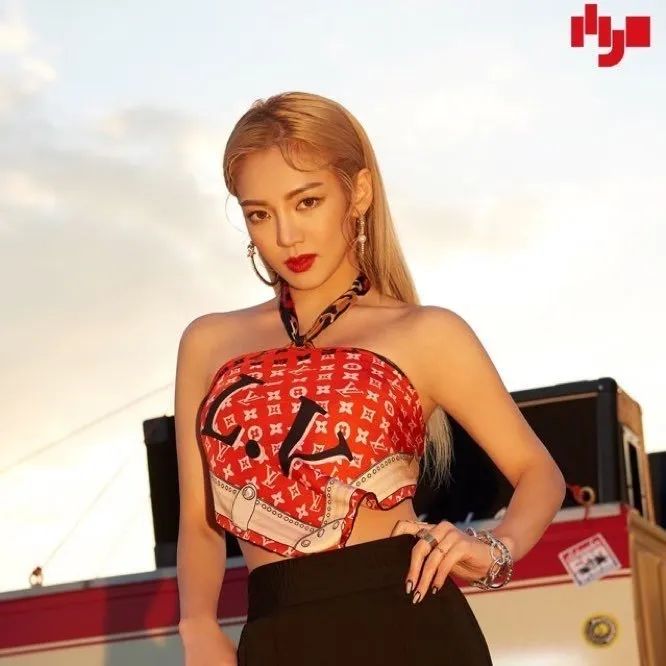 被喷整容脸，却凭实力逆袭为泫雅、宣美接班人，绝不止是穷哈