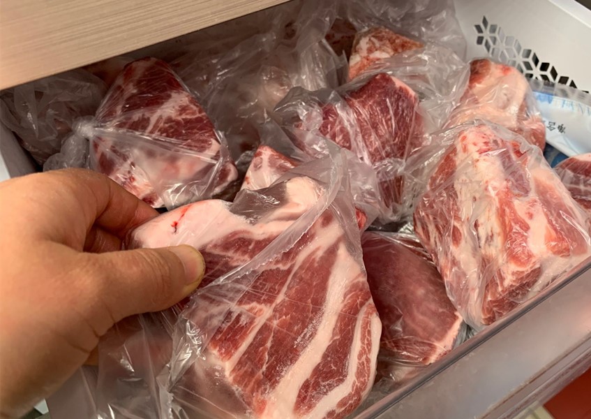 刚从冰箱拿出来的冻肉怎么切,冰箱里冻肉怎么做才能不结冰