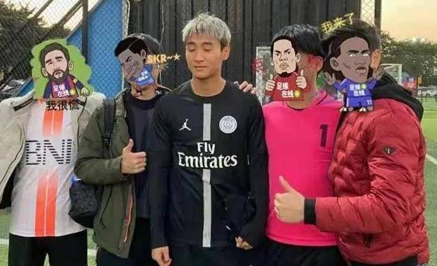 韦世豪爆铲郜林,韦世豪出现在野球场