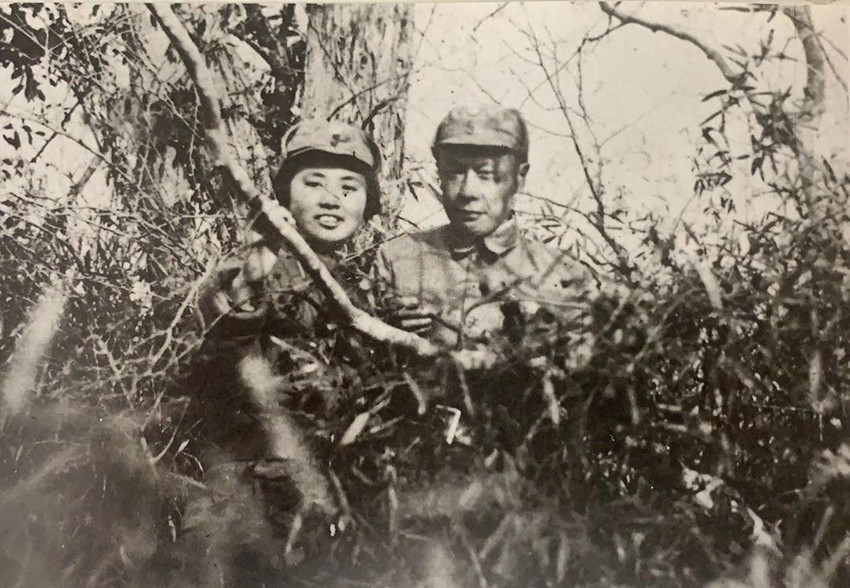 儒将陈毅：军大衣里藏情书，用诗词与家人交流，与儿子对弈常悔棋