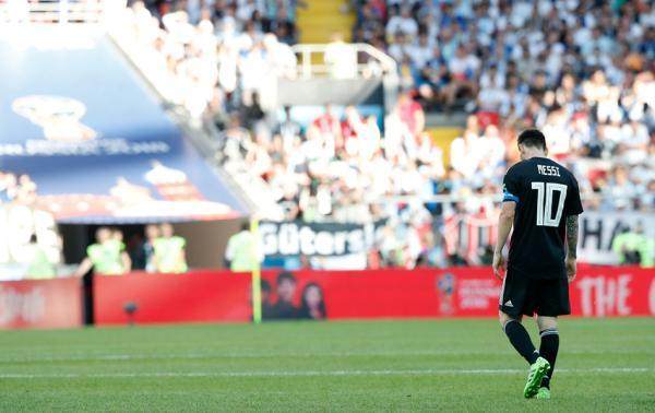 我不是天生强大，而是天生要强，这句话几乎是梅西的生涯缩影