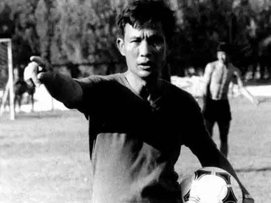 内外交困下,走了很远的路:新中国男足简史(二)一步之遥