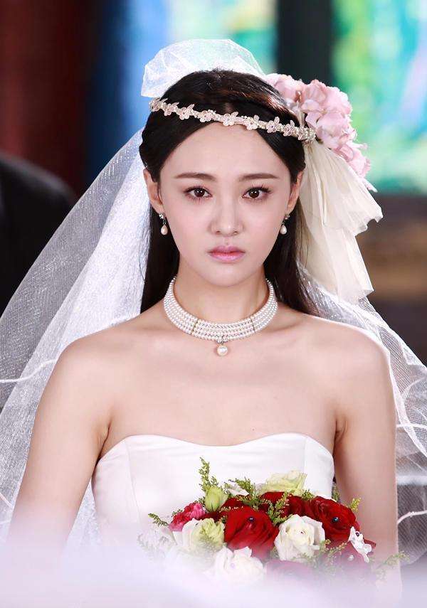 穿婚纱搭配珍珠首饰,所有女神穿婚纱