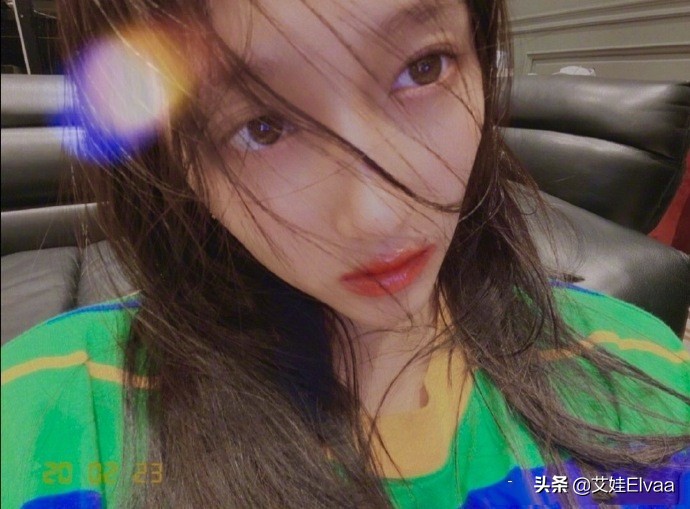 关晓彤沉迷时尚造型,关晓彤一袭酷感十足装扮现身机场