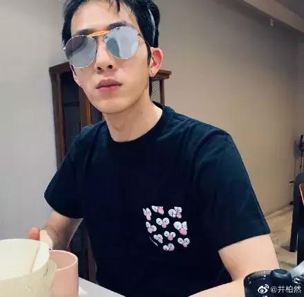 优衣库kaws联名连帽卫衣,优衣库联名kawst恤