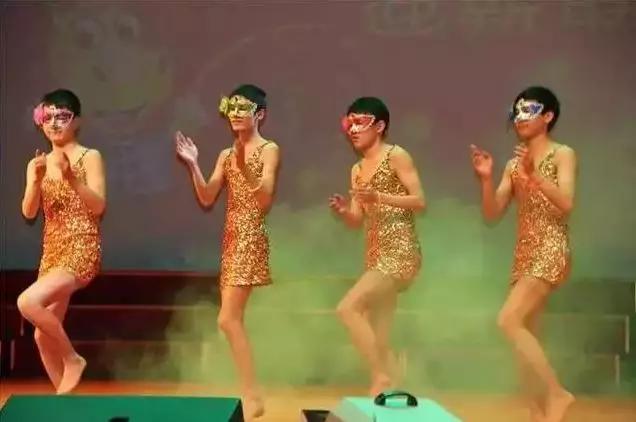 半裸、*舞艳**、排队与老板接吻……为了躲掉公司年会，我辞职了