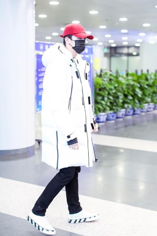 陈立农迪桑特羽绒服,陈立农同款冬季外套