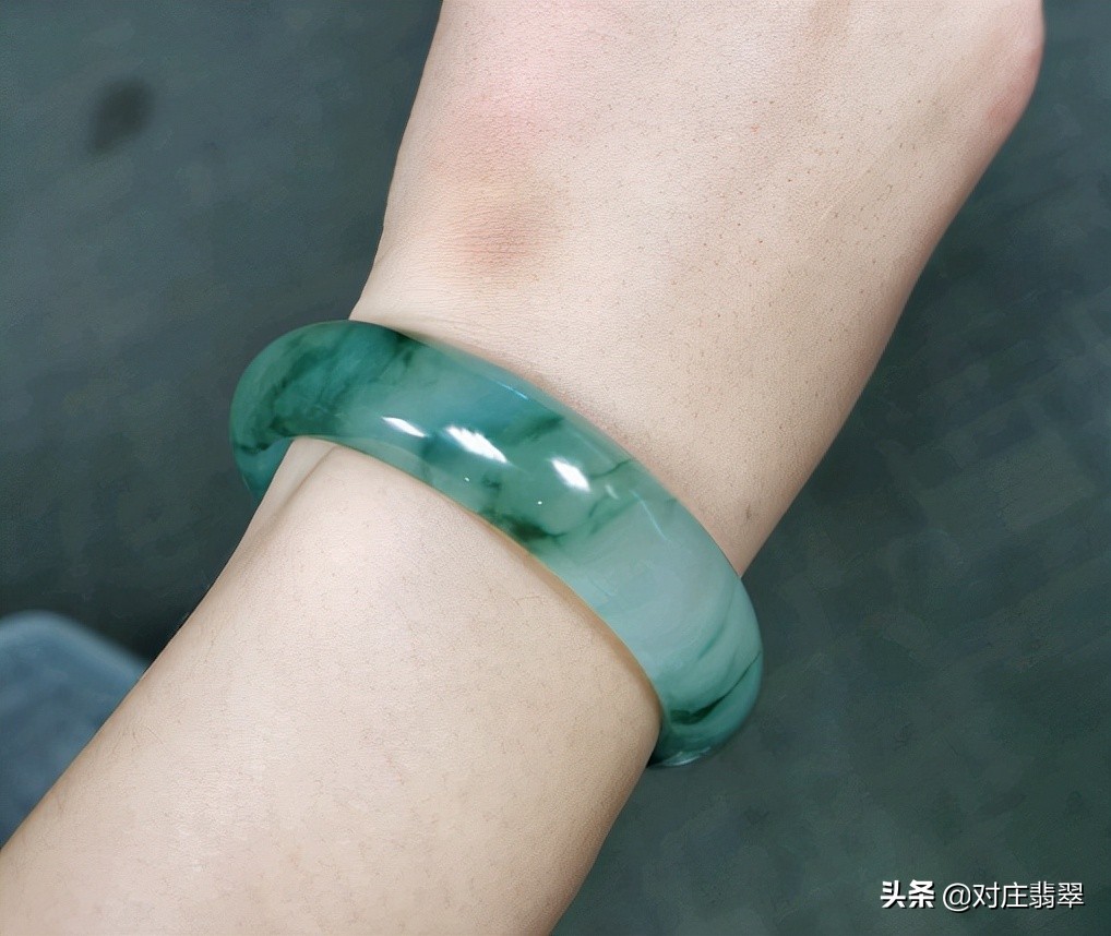 天空蓝板料定制翡翠手镯,翡翠原石定制手镯怎么选择款式