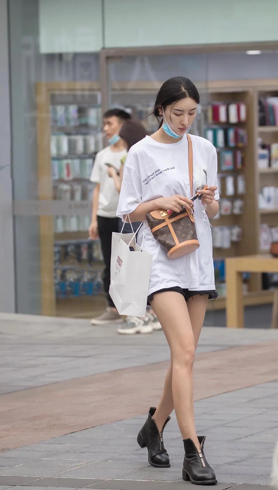 lv包时尚穿搭,lv棋盘格女包中号街拍