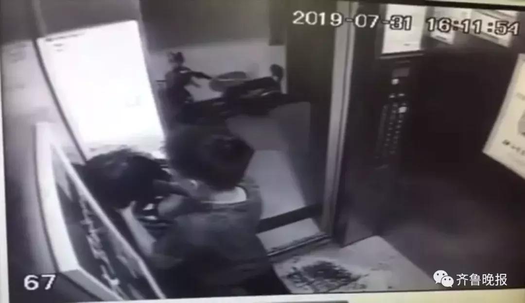 女孩电梯内被男子掐脖子,女孩坐电梯遇陌生男子掐脖子