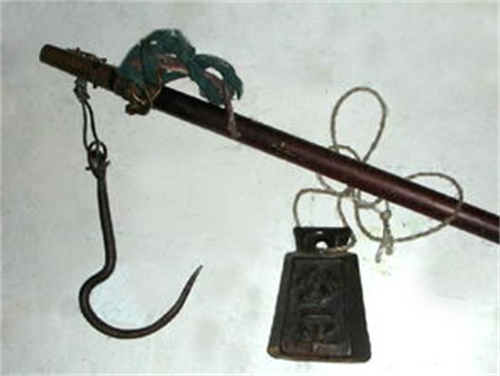 斧头砍不动树木,斧头砍不动