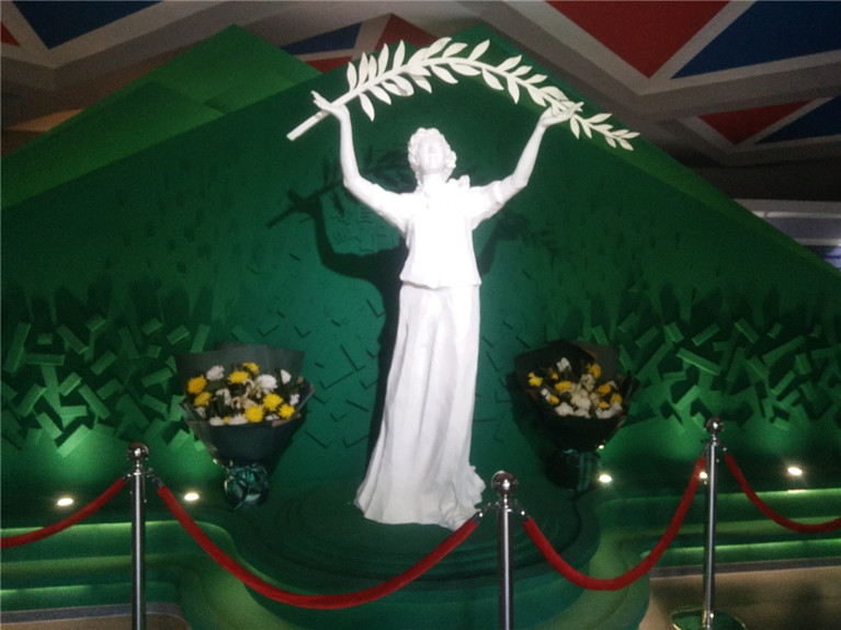 17岁的嘎丽娅劝降450名日军，只留下红头巾，普京为其纪念碑题词